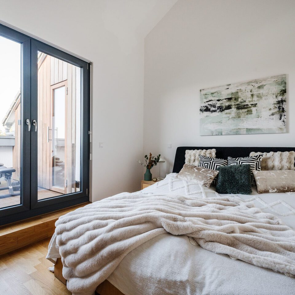 Helles Schlafzimmer einer Immobilie beim Hausverkauf in Frankfurt, Darmstadt und Wiesbaden nach dem Home Staging