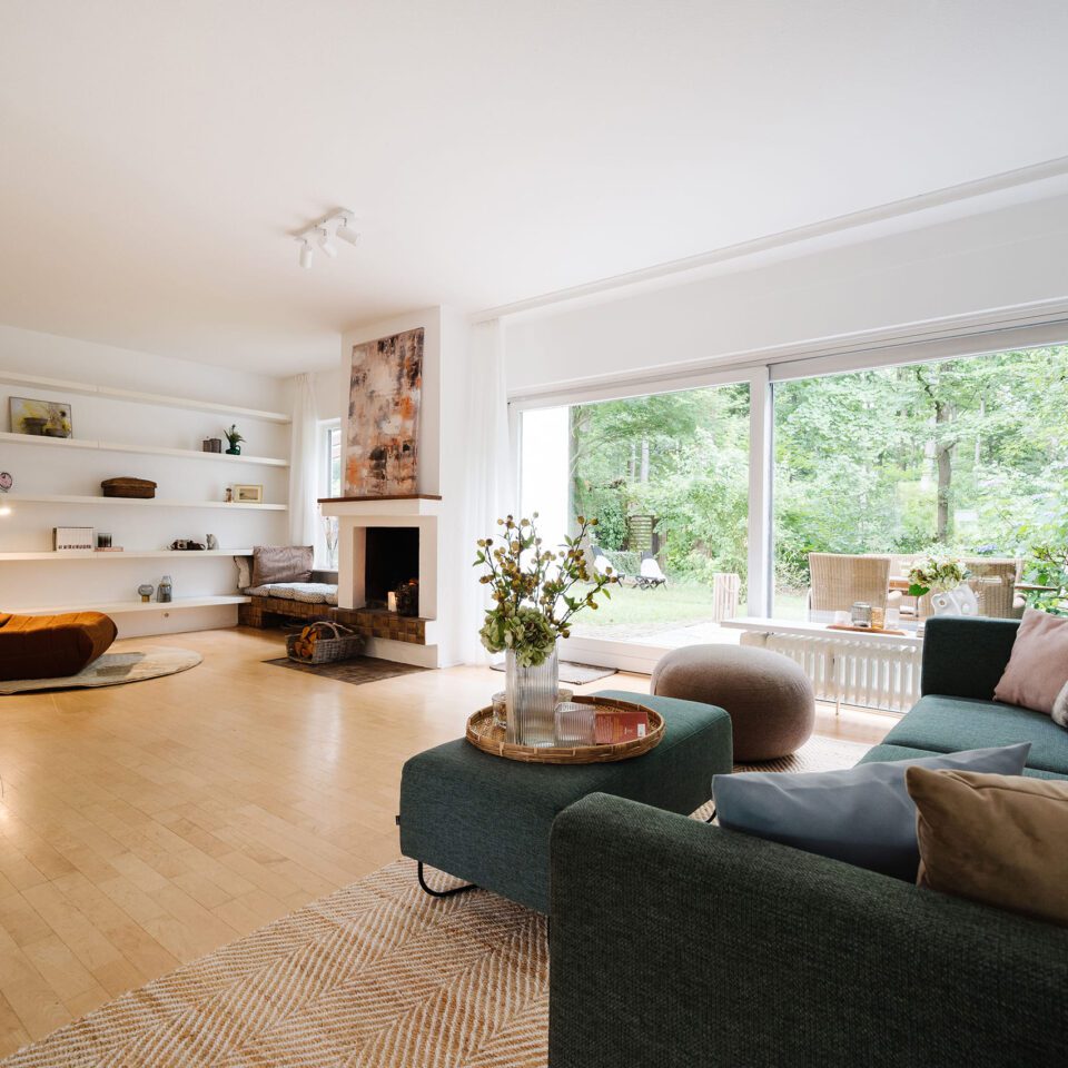 Modernes Wohnzimmer eines Einfamilienhauses beim Hausverkauf in Frankfurt am Main und Taunus nach dem Home Staging