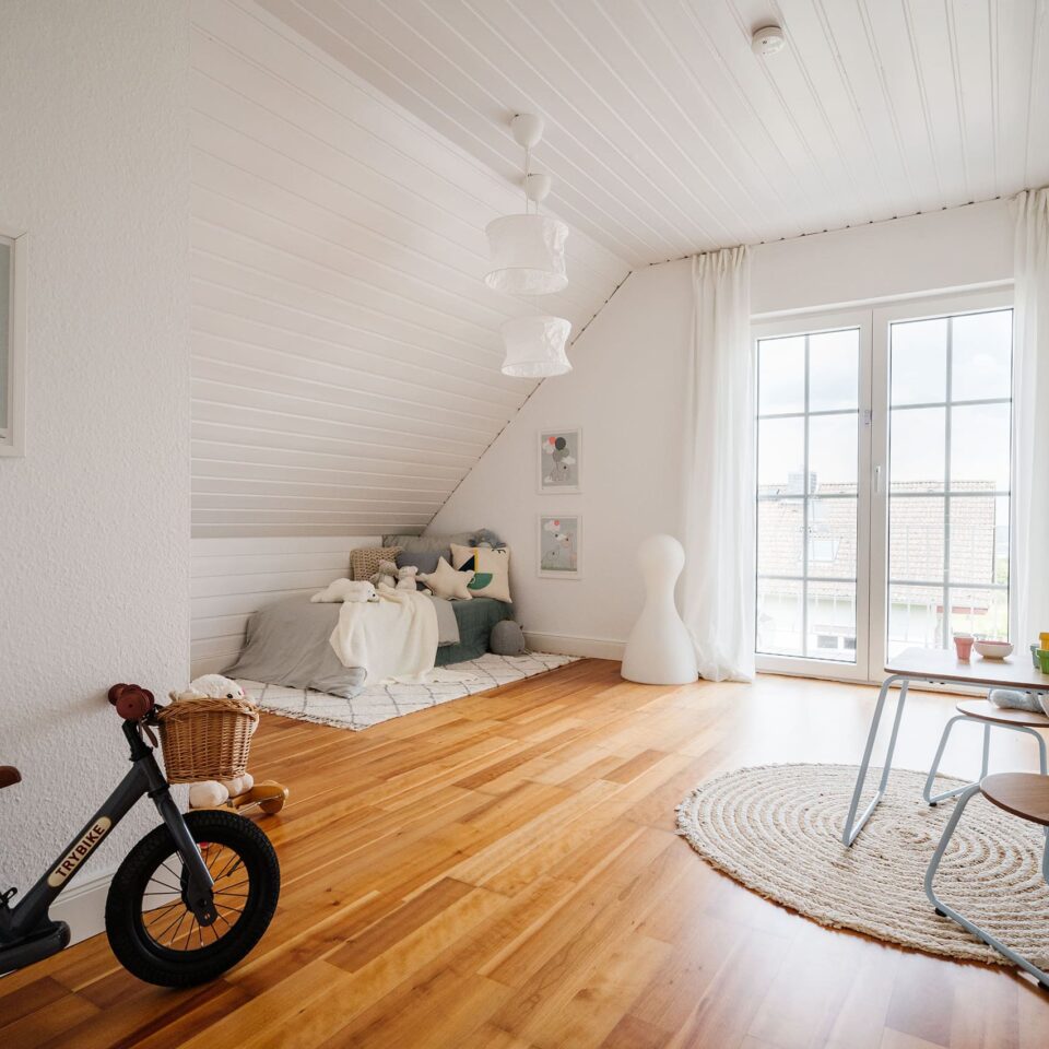 Modern eingerichtetes Schlafzimmer beim Hausverkauf in Kronberg, Königstein und Umgebung